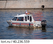 MOSCOW - MAY 7: Boat police of Russia floating on the Moscow river on May 7, 2017 in Moscow, Russia. Стоковое фото, фотограф Фотограф / Фотобанк Лори