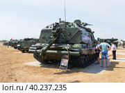 Средняя Ахтуба, Волгоградская область, Россия. Самоходная гаубица 2С19М Мста в парке Патриот, выставка военной техники, артиллерия. (2021 год). Редакционное фото, фотограф Андрей Цыганков / Фотобанк Лори