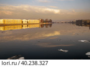 Весна в Санкт-Петербурге. Панорама Малой Невы. Пеньковые склады на Тучковом буяне (2009 год). Стоковое фото, фотограф Александр Алексеев / Фотобанк Лори