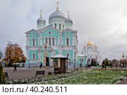 Троицкий собор (слева) и Преображенский собор (справа) Серафимо-Дивеевского монастыря. Дивеево. Нижегородская область (2022 год). Редакционное фото, фотограф Сергей Афанасьев / Фотобанк Лори