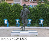 Памятник Остапу Бендеру в Элисте, Республика Калмыкия (2018 год). Редакционное фото, фотограф Михаил Марковский / Фотобанк Лори