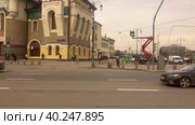 A view from the window of transport when moving along the area of three railway stations past the Yaroslavsky railway stations. Traffic. Moscow 29.03.23 (2023 год). Редакционное видео, видеограф Ярославский Максим / Фотобанк Лори