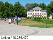Вид на историческое здание Городская дума и пешеходный Никольский мост, часть туристического маршрута Золотого кольца России. Углический кремль (2022 год). Редакционное фото, фотограф Pukhov K / Фотобанк Лори