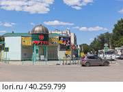Торговый центр "Фортуна" на пересечении улиц Пионерская и Дмитрия Ульянова в городе Евпатории, Крым, Россия (2022 год). Редакционное фото, фотограф Николай Мухорин / Фотобанк Лори