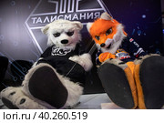 Белый  медведь талисман хоккейного клуба "Трактор" (Челябинск) и Лис Тимоша талисман хоккейного клуба "Металлург" (Магнитогорск) в ЦДМ на Лубянке в городе Москве, Россия (2023 год). Редакционное фото, фотограф Николай Винокуров / Фотобанк Лори