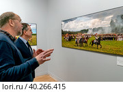 Участник фотовыставки Андрей Лобанов и Владимир Мединский у фотографий 1812г. Редакционное фото, фотограф Андрей Дегтярёв / Фотобанк Лори