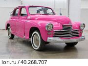 Розовый кабриолет  ГАЗ М-20 "Победа" 1946 года выпуска крупным планом. Музей ретроавтомобилей в ТРК "Лето". Санкт-Петербург (2023 год). Редакционное фото, фотограф Виктор Карасев / Фотобанк Лори