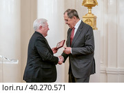 Министр иностранных дел России Сергей Лавров получает награду от ветеранов МИД. Редакционное фото, фотограф Андрей Дегтярёв / Фотобанк Лори