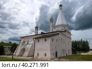 Старинная Введенская церковь (1570г.) на фоне сумрачного неба. Старицкий Успенский монастырь. Тверская область, Россия (2022 год). Стоковое фото, фотограф Виктор Карасев / Фотобанк Лори