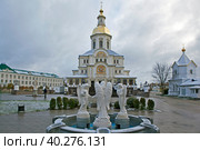 Фонтан три ангела на территории Серафимо-Дивеевского монастыря.  Дивеево. Нижегородская область (2022 год). Редакционное фото, фотограф Сергей Афанасьев / Фотобанк Лори