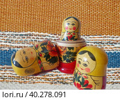 Матрешка-русская складная кукла из дерева, внутри которой куклы меньшего размера. Семеновская матрешка ярко раскрашена, с черными волосами, на голове платок. Сувениры и игрушки (2017 год) Редакционное фото, фотограф Сергей Елизарьев / Фотобанк Лори