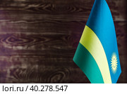 Фрагмент флага Республики Руанда на цветном деревянном фоне место для текста (2019 год). Стоковое фото, фотограф Лозовая Людмила / Фотобанк Лори