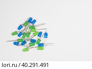 Синие и зелёные светодиодные лампочки рассыпаны кучкой на светлом фоне. Стоковое фото, фотограф Жигалов Евгений Павлович / Фотобанк Лори