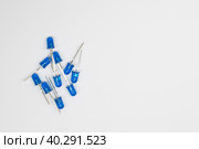 Синие светодиодные лампочки рассыпаны кучкой на светлом фоне. Стоковое фото, фотограф Жигалов Евгений Павлович / Фотобанк Лори