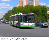 Автобус на рейсе. Митинская улица. Район Митино. Город Москва (2014 год). Редакционное фото, фотограф lana1501 / Фотобанк Лори