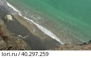 Video of the rocky shore and sande beach of Crete Island with turquoise clear Mediterranean sea water. Greece (2023 год). Стоковое видео, видеограф Сергей Пристяжнюк (Serg Zastavkin) / Фотобанк Лори