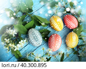 Easter eggs and cake in cherry blossom, happy holidays. Стоковое фото, фотограф ElenArt / Фотобанк Лори