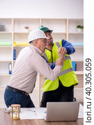 Two male architects working on the project. Стоковое фото, фотограф Elnur / Фотобанк Лори