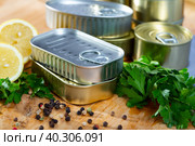 Tin cans with ring pull on wooden surface with lemon and greens. Стоковое фото, фотограф Яков Филимонов / Фотобанк Лори
