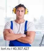 Worker with noise cancelling headphones. Стоковое фото, фотограф Elnur / Фотобанк Лори