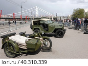 Советский тяжёлый мотоцикл М-72 с коляской и полноприводный легковой автомобиль ГАЗ-67 на выставке военной техники в Центральном парке культуры и отдыха им. М. Горького Москвы (2022 год). Редакционное фото, фотограф Free Wind / Фотобанк Лори