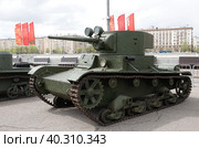 Лёгкий танк Т-26 на выставке военной техники в Центральном парке культуры и отдыха им. М. Горького Москвы (2022 год). Редакционное фото, фотограф Free Wind / Фотобанк Лори