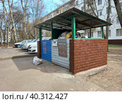 Огороженное сооружение с мусорными контейнерами во дворе жилых домов на Бойцовой улице. Район Богородское. Город Москва (2023 год). Редакционное фото, фотограф lana1501 / Фотобанк Лори