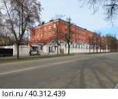 Четырёхэтажное кирпичное административное здание. Построено в 1953 году для нужд внутренних войск Министерства охраны общественного порядка (ВВ МООП) СССР. Бойцовая улица, 27. Район Богородское. Город Москва (2023 год). Редакционное фото, фотограф lana1501 / Фотобанк Лори