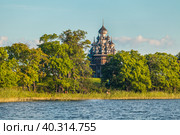 Вид с воды на музей-заповедник "Кижи". Рассвет. Лето. Редакционное фото, фотограф Сергей Цепек / Фотобанк Лори