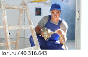 Plumber assembling tubes of new shower in bathroom during renovation works. Стоковое видео, видеограф Яков Филимонов / Фотобанк Лори