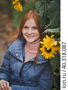 A girl on the background of sunflowers in autumn 2755. Стоковое фото, фотограф Алёна Замотаева / Фотобанк Лори