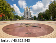 Собор Христа Спасителя на площади Победы. Калининград. Вид на памятный знак в честь 750-летия города (2016 год). Стоковое фото, фотограф Олег Пученков / Фотобанк Лори