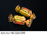 Конфеты "Золотой ключик", продукция фабрики "Красный Октябрь" (2023 год). Редакционное фото, фотограф Dmitry29 / Фотобанк Лори