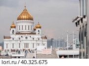 The Russian Orthodox Cathedral is the Cathedral of Christ the Savior in Moscow on a spring day. Russian Federation, Moscow. (2023 год). Редакционное фото, фотограф Photojuli / Фотобанк Лори