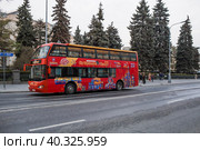 Russia, Moscow April 2023 The City Sihgtseeng double-decker sightseeing bus runs through the center of Moscow. Редакционное фото, фотограф Photojuli / Фотобанк Лори