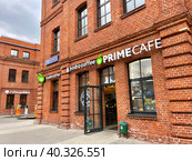 Кофейни Bodro coffee и Prime caffe в Нижнем Сусальном переулке весной в облачную погоду. Россия, город Москва (2023 год). Редакционное фото, фотограф Овчинникова Ирина / Фотобанк Лори