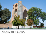 SAMARKAND, UZBEKISTAN - SEPTEMBER 12, 2022: Sunny september day at Bibi-khanym medieval mosque. Редакционное фото, фотограф Виктор Карасев / Фотобанк Лори