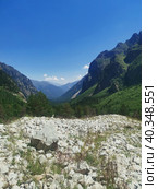 Ущелье по дороге на ледник в горах Кавказа (2021 год). Редакционное фото, фотограф Юлия Кваскова / Фотобанк Лори