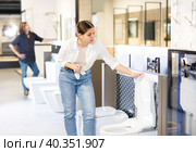 Woman looking to buy new toilet in harware store. Стоковое фото, фотограф Яков Филимонов / Фотобанк Лори