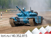 Танк Т-72Б3 в голубой окраске на трассе танкового биатлона. Международные военные игры, Алабино (2022 год). Редакционное фото, фотограф Виктор Карасев / Фотобанк Лори