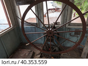 Wheelhouse of an abandoned barge. Empty captains bridge. Стоковое фото, фотограф EugeneSergeev / Фотобанк Лори