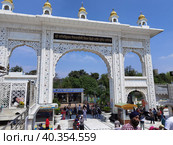 Арка входа в храм Гурудвара Бангла Сахиб в Дели (Индия) (2023 год). Редакционное фото, фотограф Максим Гулячик / Фотобанк Лори