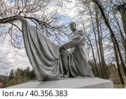 Московская область, деревня Марс. Фигура коленопреклоненного солдата, держащего в руках знамя, на мемориальном памятнике павшим в Великой Отечественной войне (2022 год). Редакционное фото, фотограф Наталья Николаева / Фотобанк Лори