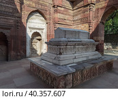 Парк Qutub Minar в Дели (Индия): мавзолей Iltutmish (2023 год). Редакционное фото, фотограф Максим Гулячик / Фотобанк Лори