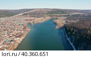 Южный Урал, село Красный Ключ. Половодье на реке Уфа. Вид с воздуха. Southern Urals, Krasny Klyuch village. High water on the Ufa River. Aerial view. (2023 год). Стоковое видео, видеограф Евгений Романов / Фотобанк Лори