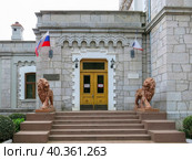 Терракотовые львы у входа в Юсуповский дворец. Поселок Кореиз. Летняя резиденция князей Юсуповых в Крыму. (2023 год). Стоковое фото, фотограф Татьяна Т / Фотобанк Лори