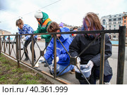 Общегородской весенний субботник.  Участники субботника во время покраски ограждений вокруг Рахманиновского сквера. (2023 год). Редакционное фото, фотограф Евгений Кашпирев / Фотобанк Лори