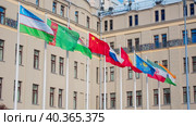 Флаги разных стран: Азербайджан, Туркменистан, Курдистан, Китай, Россия, Киргизия, Казахстан, Иран, Индия (2023 год). Стоковое видео, видеограф Семён Прудий / Фотобанк Лори