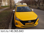 Желтый легковой автомобиль Яндекс Такси на обочине городской дороги. Редакционное фото, фотограф Сергеев Валерий / Фотобанк Лори