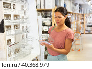 Woman choosing soap dish. Стоковое фото, фотограф Яков Филимонов / Фотобанк Лори